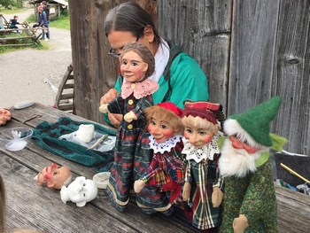 Mia Kaiser-Wenig und ihre Puppen