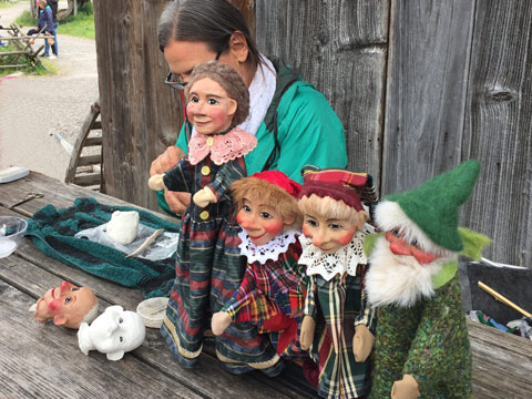 Mia Kaiser-Wenig baut Puppen